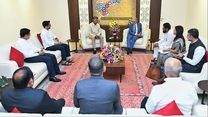 అమరావతిలో RTGS సెంటర్‌ను సందర్శించిన బిల్ గేట్స్‌