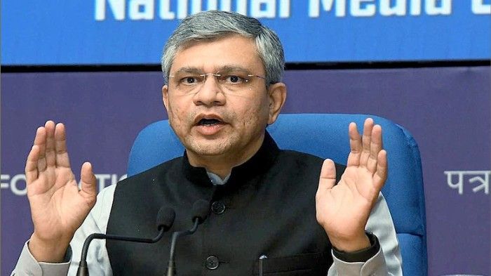 డీప్‌ఫేక్స్‌పై కఠిన చట్టాలు అవసరం: సోషల్ మీడియాతో చర్చల్లో కేంద్రం