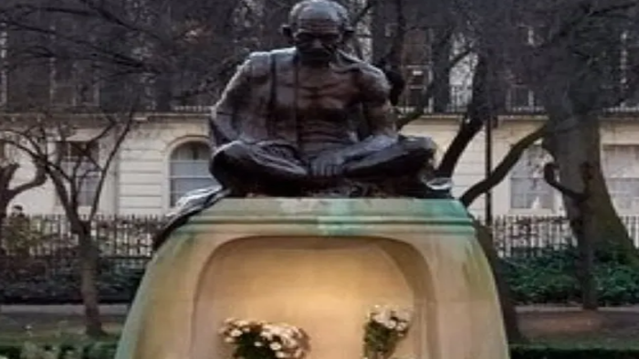 లండన్లో జాత్యహంకారులు వెర్రి చేష్టలు.. గాంధీ విగ్రహంపై పిచ్చి రాతలు